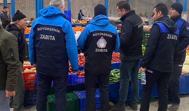 Balıkesir'de pazar yerlerini vatandaşın hizmetine uygun hale getiriyor