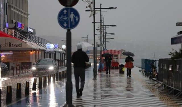 İzmir Büyükşehir Belediyesi ekipleri sağanak yağış ve fırtına nedeniyle seferber oldu