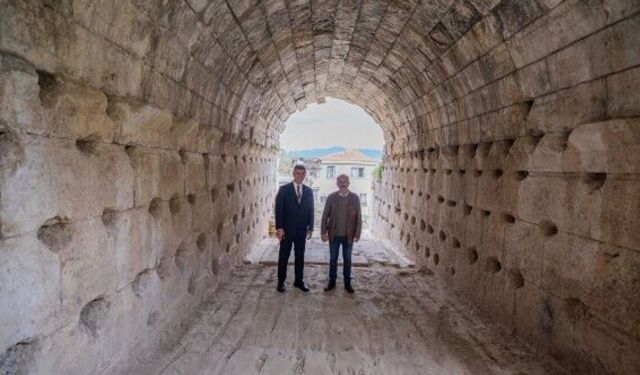 İzmir'de tarihe yol açııyor