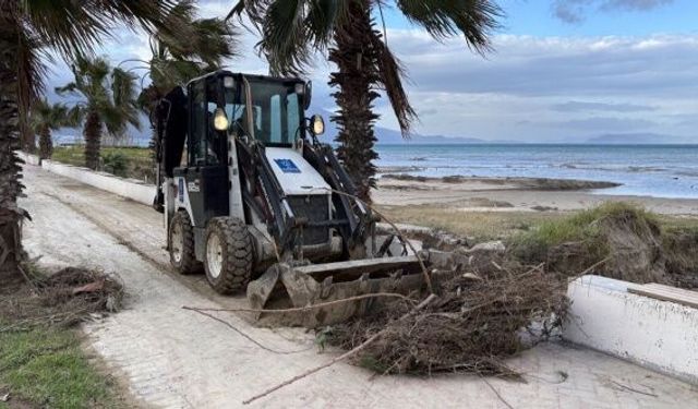 Kuşadası Belediyesi sağanak yağışın izlerini temizliyor