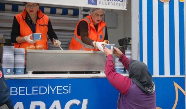 Kuşadası Belediyesi'nden sıcak çorba ikramı