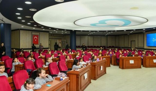 Ahmet Akın, öğrencileri belediyede ağırladı