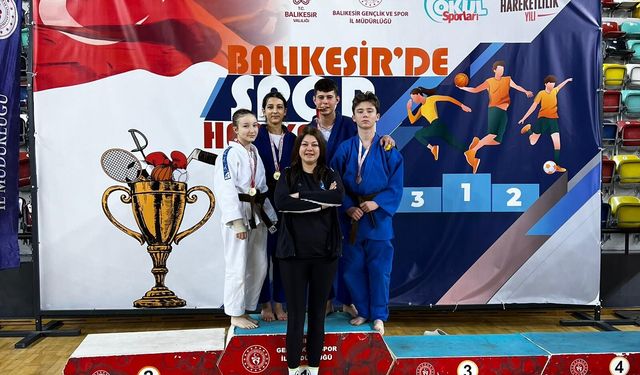 Balıkesir sporcuları güreş ve judoda madalyaları topladı