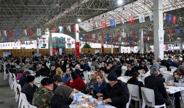 İzmir Büyükşehir Belediyesi ilk iftar sofrasını Gaziemir’de kurdu