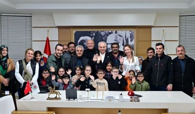 Mesut Kocagöz, görme sorunu olan öğrencilere gözlüklerini teslim etti