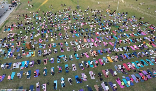 Matlar çimlere serildi Kültürpark'ta yoga rüzgârı esti