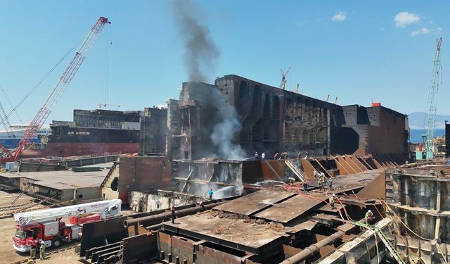 Aliağa'daki yakıt tankeri yangınına İzmir İtfaiyesi’nden hızlı müdahale
