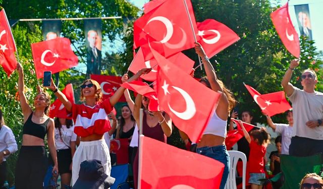Beşiktaş'ta Yüzlerce Vatandaş Filenin Sultanları'nın Zaferini Birlikte Kutladı