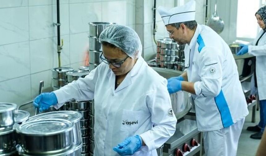 Giresun Belediyesi Aşevi'nde hazırlanan yemekler ihtiyaç sahiplerine ulaştırılıyor