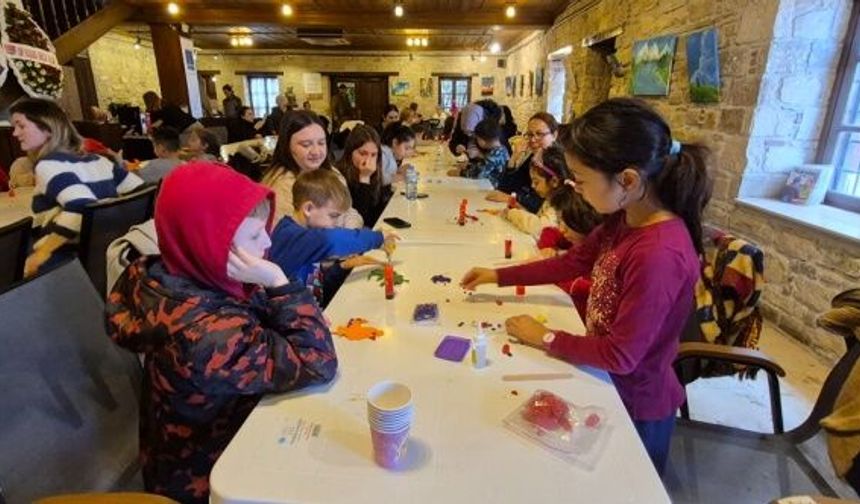 Kuşadası'nda çocuklara kuklalarla hayal dünyasına yolculuk