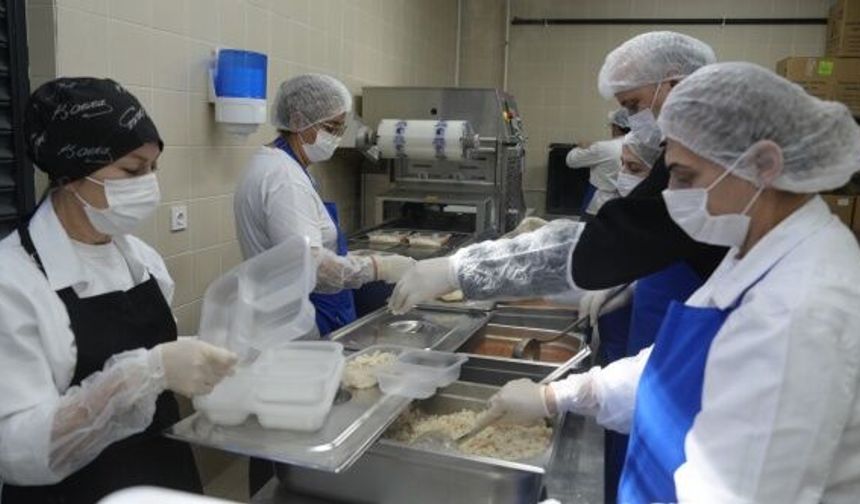 Kartal Belediyesi Aşevi’nden Sahur ve İftar Sofralarına Uzanan Sıcak Yemekler