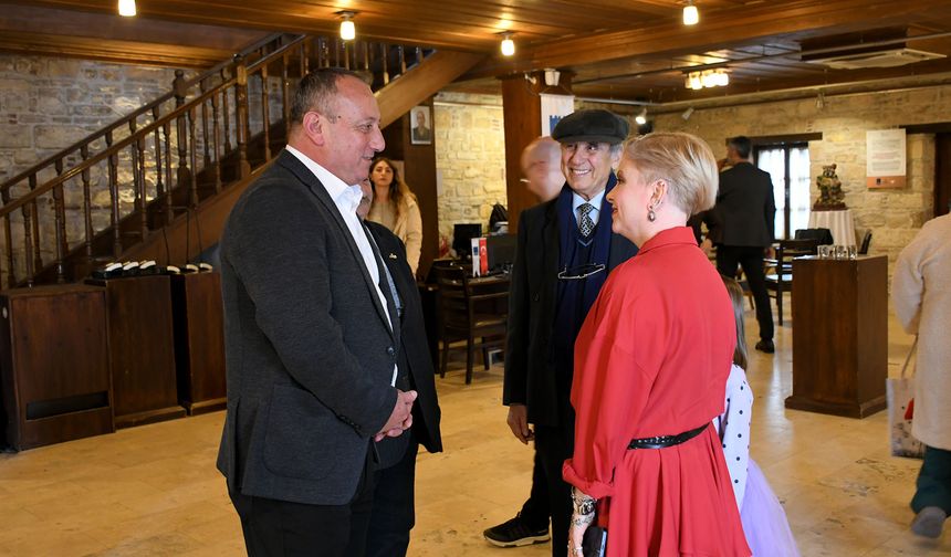 Kuşadası'nda sanatseverlere ev sahipliği yapıyor