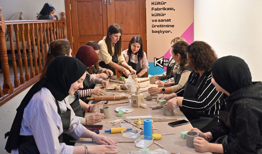 Bursa'da kadınlar seramik atölyesinde buluştu