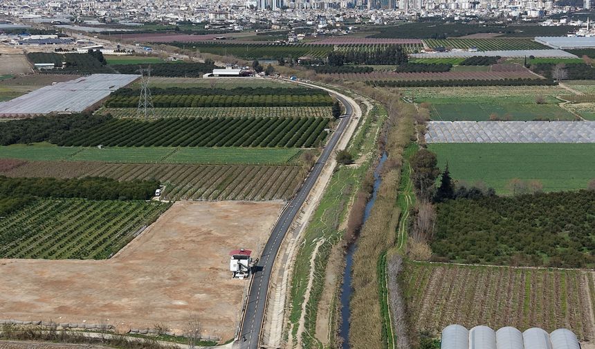 Mersin Büyükşehir'den çiftçileri mutlu eden yol çalışması