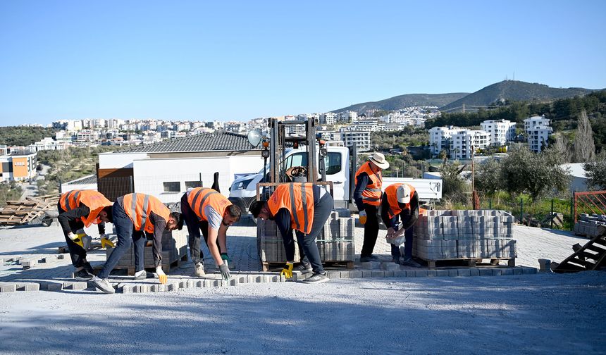 Kuşadası Belediyesi'nden kesintisiz yol mesaisi