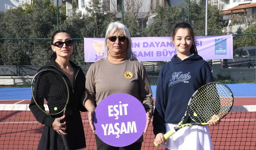 Kuşadası'nda raketler kadınlar için korta çıktı