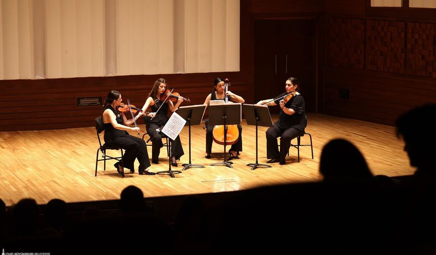 İzmir Oda Orkestrası yine ayakta alkışlandı