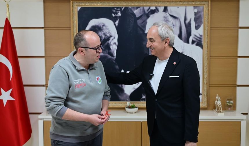 Mesut Kocagöz’den bayrağına sahip çıkan belediye personeline ödül