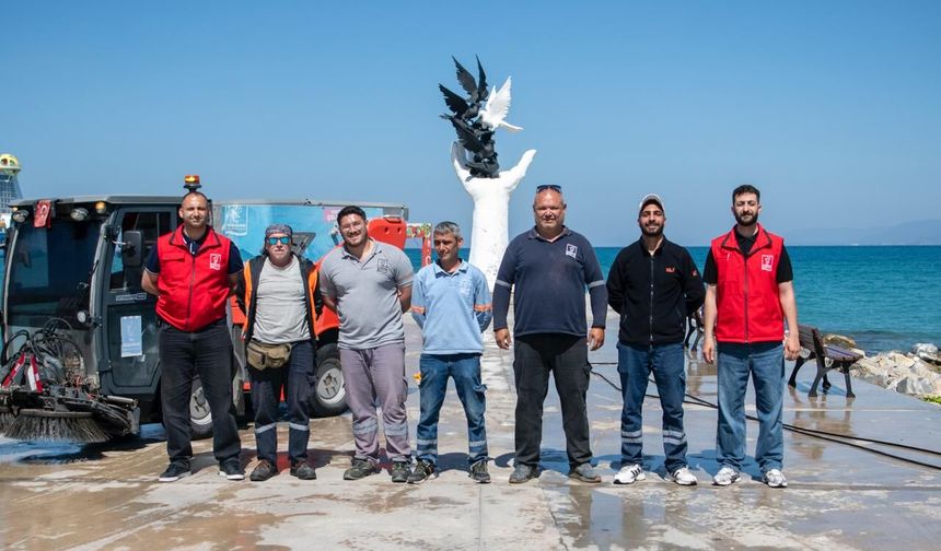 Kuşadası Belediyesi'nden sahil hattına yoğun mesai