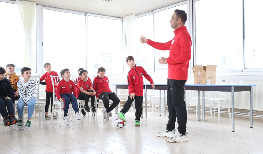 Çiğli’de Geleceğin Futbolcuları Bilimsel ve Çok Yönlü Yetişiyor