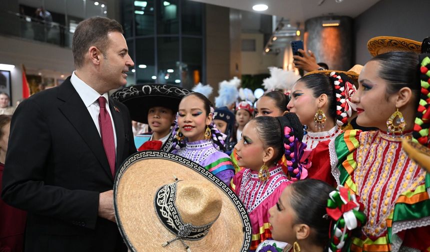 Ahmet Akın, dünya çocuklarını ağırladı
