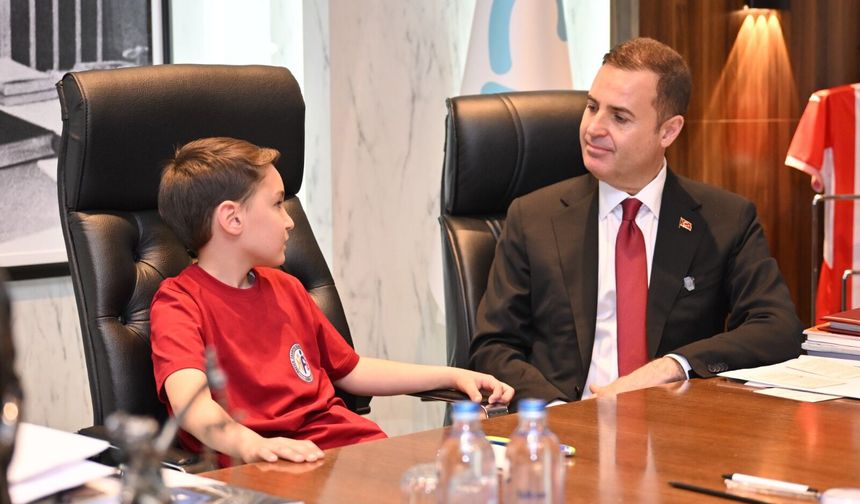 Ahmet Akın, makamını çocuklara devretti