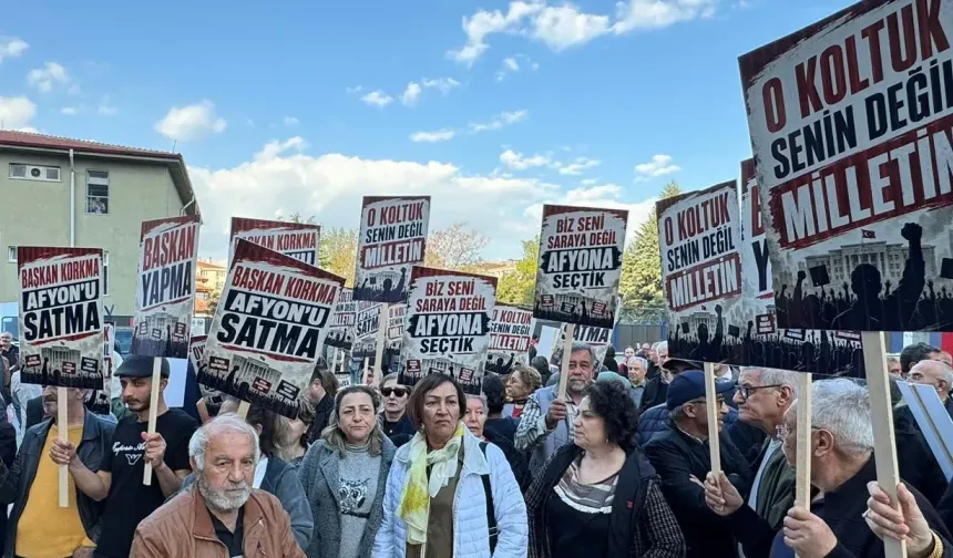 Afyonlular, Burcu Köksal'a belediye önünden seslendi: "O koltuk senin değil milletin"