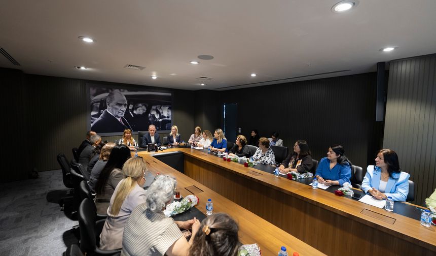 Kadın muhtarlar Vahap Seçer'i ziyaret etti