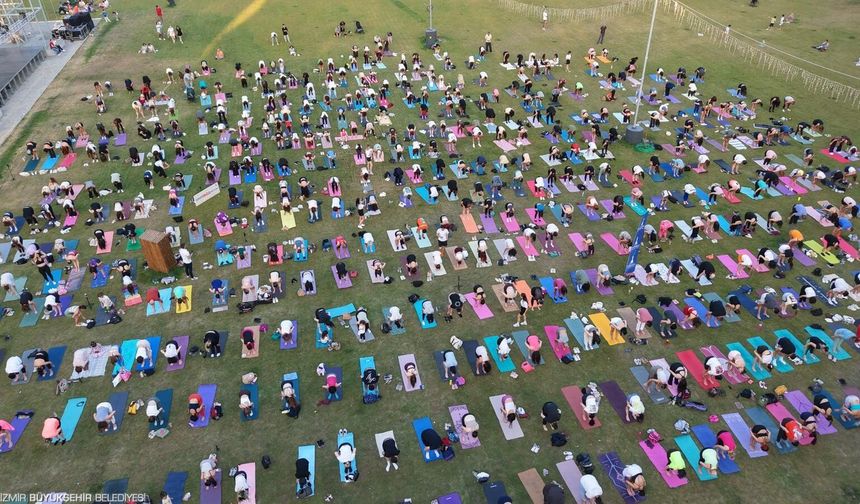 Matlar çimlere serildi Kültürpark'ta yoga rüzgârı esti