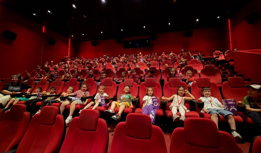 Çocukların yüzünü güldüren proje: Sinema, yemek ve kitap bir arada