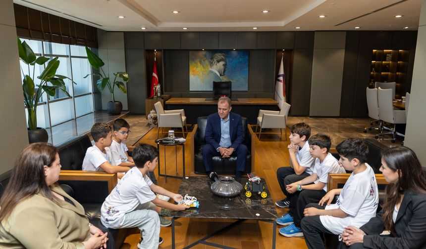 Mersin Büyükşehir'in Mercan Robotik Kodlama takımından Başkan Seçer'e ziyaret