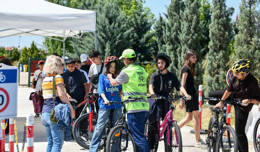 Ankara Büyükşehir'den uygulamalı bisiklet eğitimi