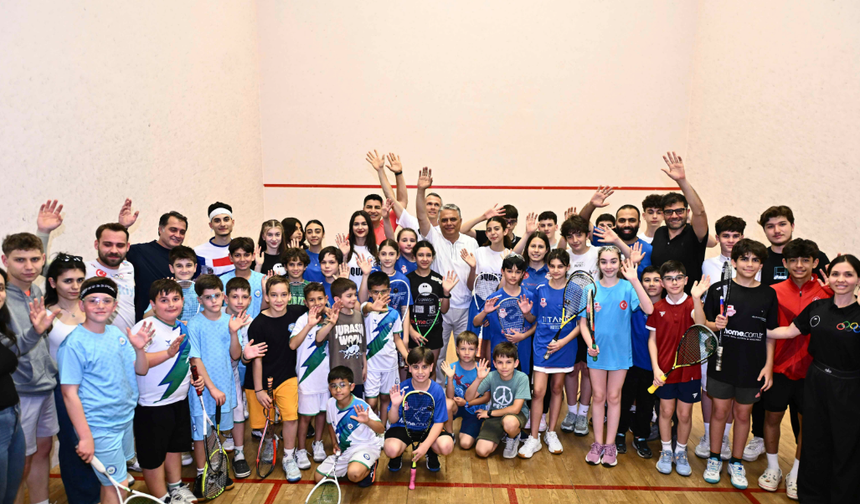 Başkan Uysal, squash sporcularıyla turnuvada bir araya geldi