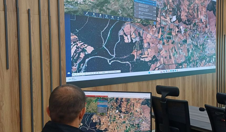 Balıkesir İtfaiyesi, 3 ayrı noktada yangınlara müdahale ediyor