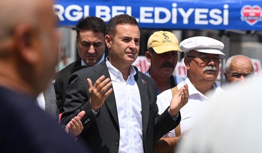 Ahmet Akın, depremin yıl dönümünde Sındırgı’yı unutmadı
