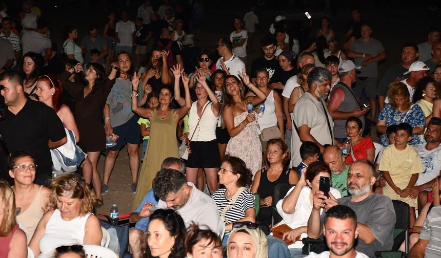 Ayvalık’ta Yaz Konserleri Kapsamında MOD10 ve Ayhan Erden Rüzgârı Esti