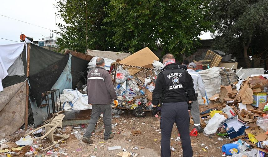 Kepez’de Çöp Ev Operasyonu: 8 Kamyon Atık Çıkarıldı
