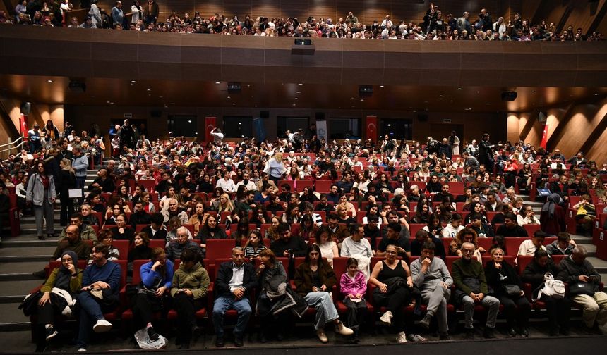Balıkesir Büyükşehir Belediyesi Şehir Tiyatrosu ilk ayında seyirciden tam not aldı