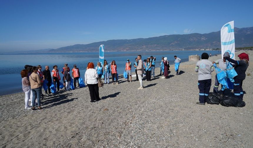 Balıkesir Büyükşehir’den Altınkum’da Kapsamlı Kıyı Temizliği