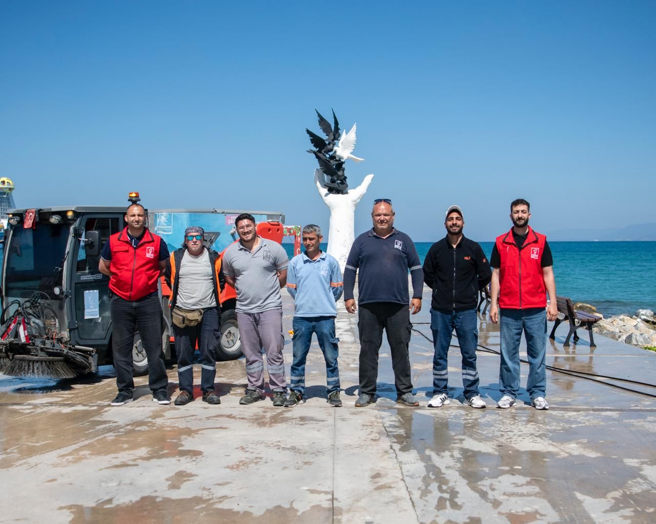 Kuşadası Belediyesi'nden sahil hattına yoğun mesai